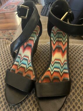 Black Ankle-Strap Women's Sandals with Chevron Insole